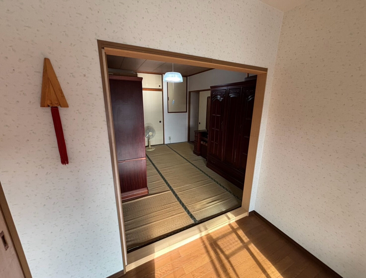 昨日に引き続き、神戸市の戸建て間仕切り壁撤去工事のご紹介です