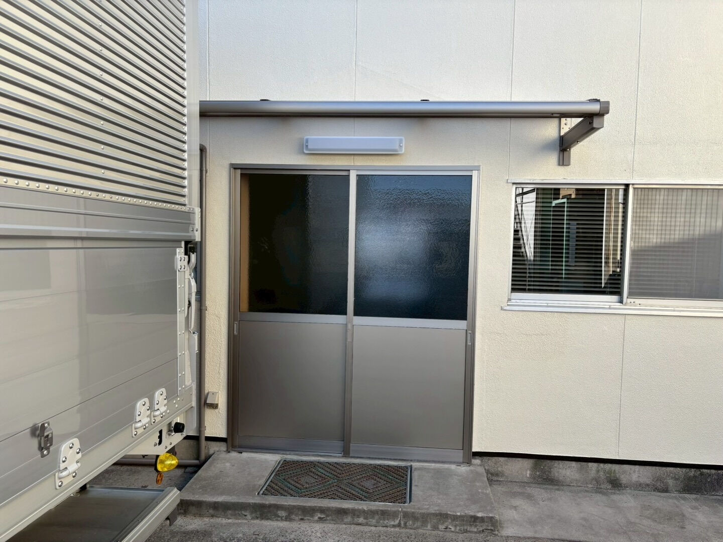 昨日に引き続き、入り口サッシ交換工事をご紹介させていただきま